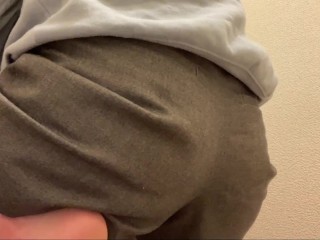 [排泄管理少女2]トイレの上にいるのになかなかおしっこさせてもらえず、ショートパンツにおもらし