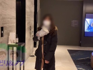 真冬に全裸コートで街中をお散歩する美人女性。おっぱい見て欲しいな。。