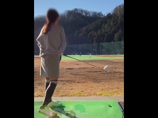 ミニスカートでゴルフスイングを真下から撮影すると、変なモノ映ってないかな？