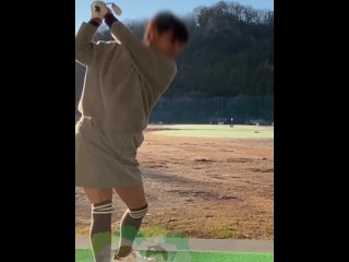 ミニスカートでゴルフスイングを真下から撮影すると、変なモノ映ってないかな？