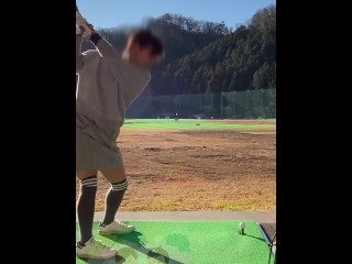 ミニスカートでゴルフスイングを真下から撮影すると、変なモノ映ってないかな？