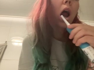 Pink pussy cums in the morning while brushing her teeth,what is she doing?