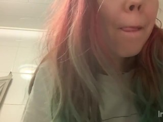 Pink pussy cums in the morning while brushing her teeth,what is she doing?