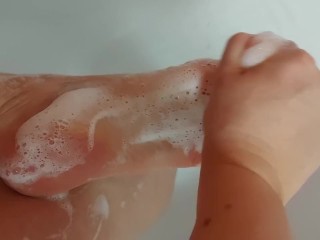 Shower with me | Clean my feet | Maddies World