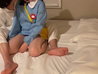 【個人撮影】美人色白彼女に幼いコスプレさせてみたら想像以上に似合ってたので正常位で生ハメSEXしちゃいました。素人カップル/ハメ撮り/目隠しセックス