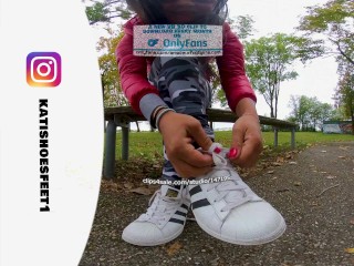 [VR180] Lick her shoes clean - Girl with sweaty sneakers and totally dirty smelly socks stinky feet