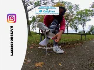 [VR180] Lick her shoes clean - Girl with sweaty sneakers and totally dirty smelly socks stinky feet