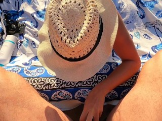 SEX ON THE BEACH Ma copine me suce discrètement à la plage publique en vacance avec des amis
