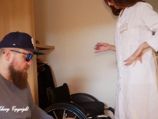 L'infirmiere Tara Cherry fait sa premiere piqure à un gars en fauteuil
