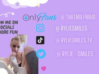 Rylie Smiles - Petite MILF pisses in toilet