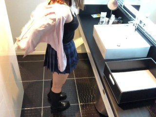 学校から帰って汗だくの身体を洗う為に急いで制服を脱いでお風呂に入るJ◯を覗き見。