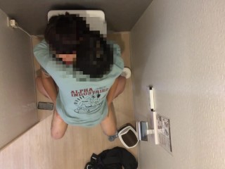 おしっこしてる時に19歳彼女が後ろから抱きついてきてそのままトイレの中でネチョネチョSEX開始。【素人】