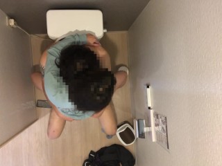 おしっこしてる時に19歳彼女が後ろから抱きついてきてそのままトイレの中でネチョネチョSEX開始。【素人】