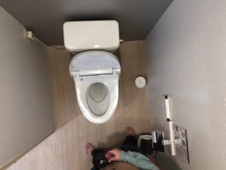 おしっこしてる時に19歳彼女が後ろから抱きついてきてそのままトイレの中でネチョネチョSEX開始。【素人】