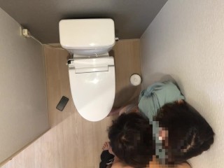 おしっこしてる時に19歳彼女が後ろから抱きついてきてそのままトイレの中でネチョネチョSEX開始。【素人】