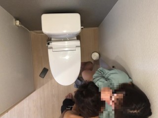 おしっこしてる時に19歳彼女が後ろから抱きついてきてそのままトイレの中でネチョネチョSEX開始。【素人】