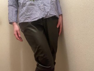 バスタオルに気持ちよさそうに放尿する女の子