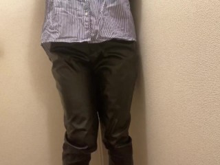 バスタオルに気持ちよさそうに放尿する女の子