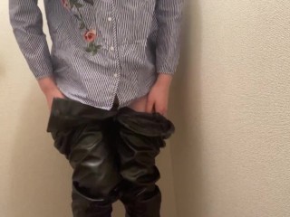 バスタオルに気持ちよさそうに放尿する女の子