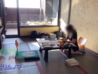 露天風呂付き温泉宿でのんびり入浴する素人日本人女性