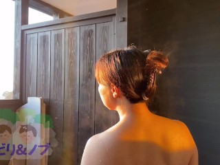 露天風呂付き温泉宿でのんびり入浴する素人日本人女性