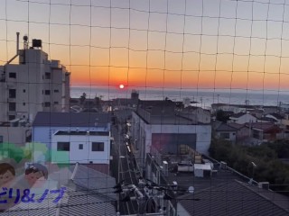 露天風呂付き温泉宿でのんびり入浴する素人日本人女性