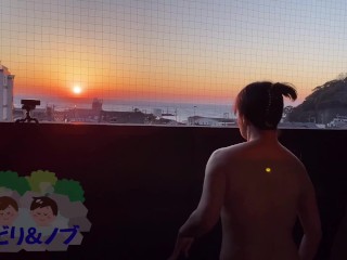 露天風呂付き温泉宿でのんびり入浴する素人日本人女性