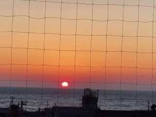 露天風呂付き温泉宿でのんびり入浴する素人日本人女性