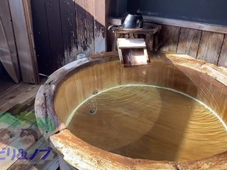 露天風呂付き温泉宿でのんびり入浴する素人日本人女性