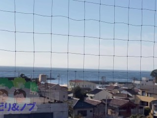 露天風呂付き温泉宿でのんびり入浴する素人日本人女性