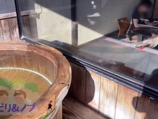 露天風呂付き温泉宿でのんびり入浴する素人日本人女性