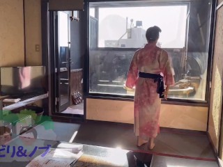 露天風呂付き温泉宿でのんびり入浴する素人日本人女性