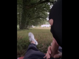 Il me défonce le cul dans un parc public