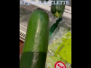 MILF se gode la chatte avec une énorme courgette - FAMILY HOLIDAY Saison 2 Ep 3/6 - FK2