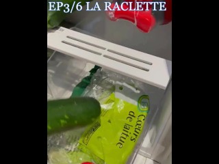 MILF se gode la chatte avec une énorme courgette - FAMILY HOLIDAY Saison 2 Ep 3/6 - FK2