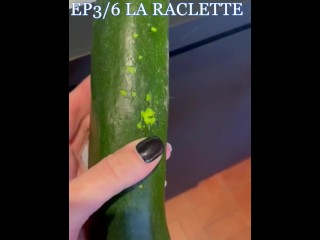 MILF se gode la chatte avec une énorme courgette - FAMILY HOLIDAY Saison 2 Ep 3/6 - FK2