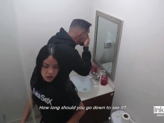 Padrastro descubre a su hijastra en el baño follando