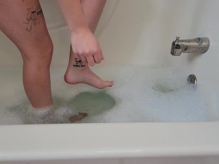 FOOT WASH SEXY PLAYBOY SUIT IN THE BATH HAIRY PUSSY CLOSE UP