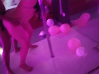 Stripper follada por el culo en la sala VIP