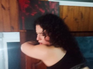 Me follo al novio de mi amiga mientras limpia. Bootywhite x BobBigTula & MegVicious