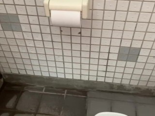 ノーパンで公園のトイレへ入り、クリをなでなでおまんこに指ズボズボ高速挿入して音ぴちゃぴちゃ鳴っちゃいました　むっちりエロい巨乳日本人がイク　オナニー素人個人撮影