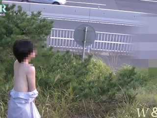 海沿いの道路脇で通る車に見せつけオナニー！Masturbation by the road by the sea.