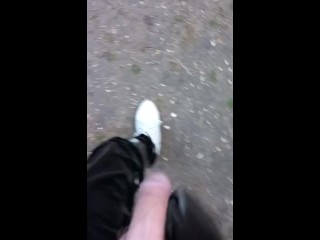 Exposition en plein air dans les bois publics en combinaison de vinyle et talon blanc devant voyeur