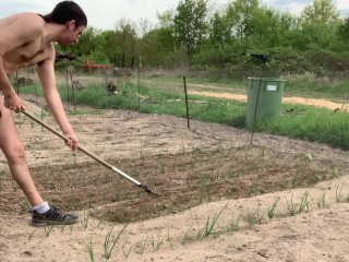 Riskante Nackte Gartenarbeit mit meinem Analplug Schwanz