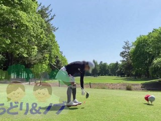 純白パンティが見えてしまう超ミニスカートでゴルフする美人日本人