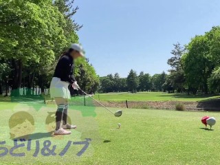 純白パンティが見えてしまう超ミニスカートでゴルフする美人日本人