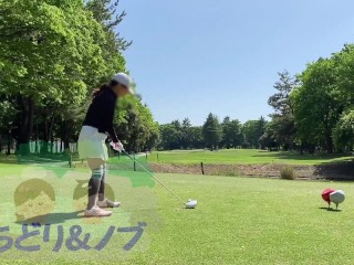 純白パンティが見えてしまう超ミニスカートでゴルフする美人日本人