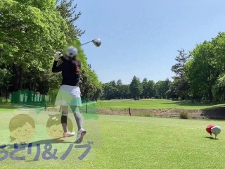 純白パンティが見えてしまう超ミニスカートでゴルフする美人日本人
