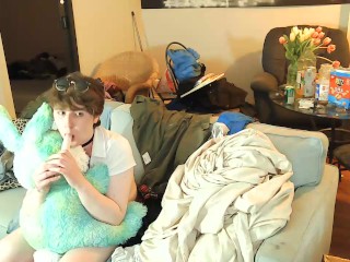 Cute trap plays wit her makeup brush, and gets tons of orgasms.