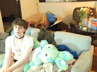 Cute trap plays wit her makeup brush, and gets tons of orgasms.